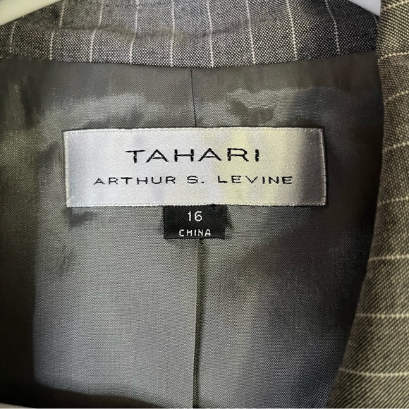 Tahari Arthur S. Levine Gray White Pinstripe Blazer Jacket Size 16 - Picture 2 of 9